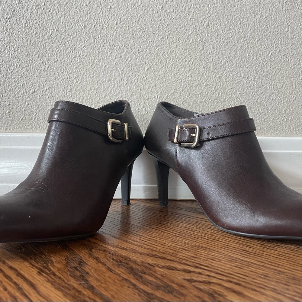 Antonio Melani size 6 dark brown leather booties